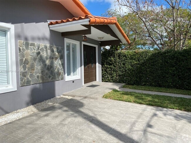 Building Photo - 3211 SW 27th St Rental