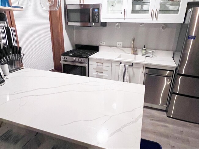 Photo - 550 W Surf St