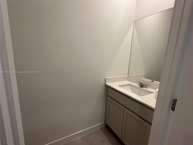 822 SW 11th Ter