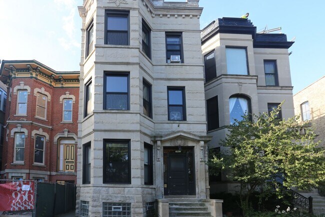 Photo - 1915 W Schiller St Unit J04P