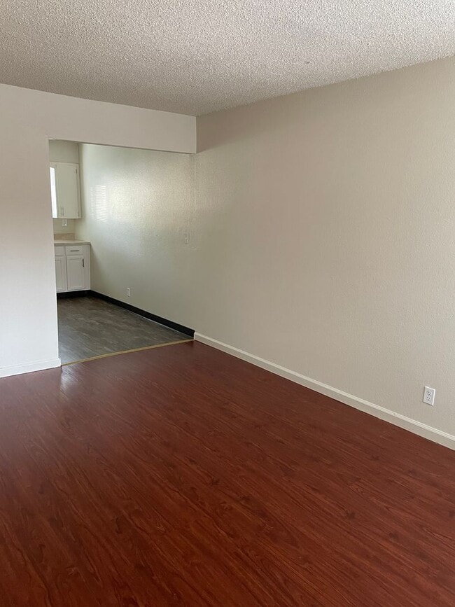 Photo - LOWER LEVEL 2 BED 1 BATH WITH FRESH PAINT AND NEW CARPET Unidad 1575-02