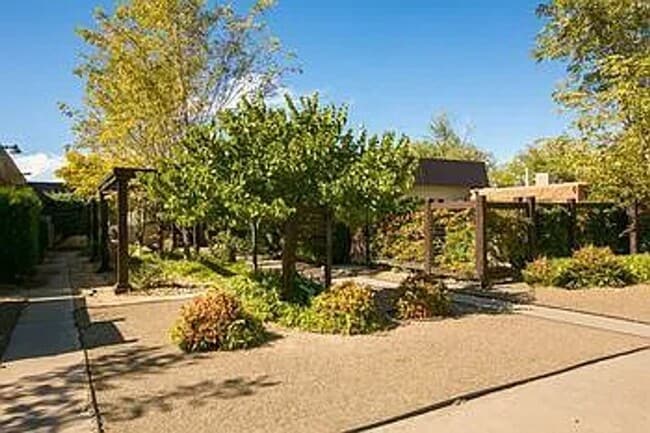 Building Photo - Beautiful Apartment Community with Residential Courtyard Unit 533 Valencia 4