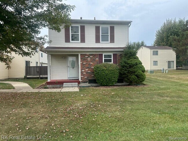 Photo - 2824 Roundtree Dr