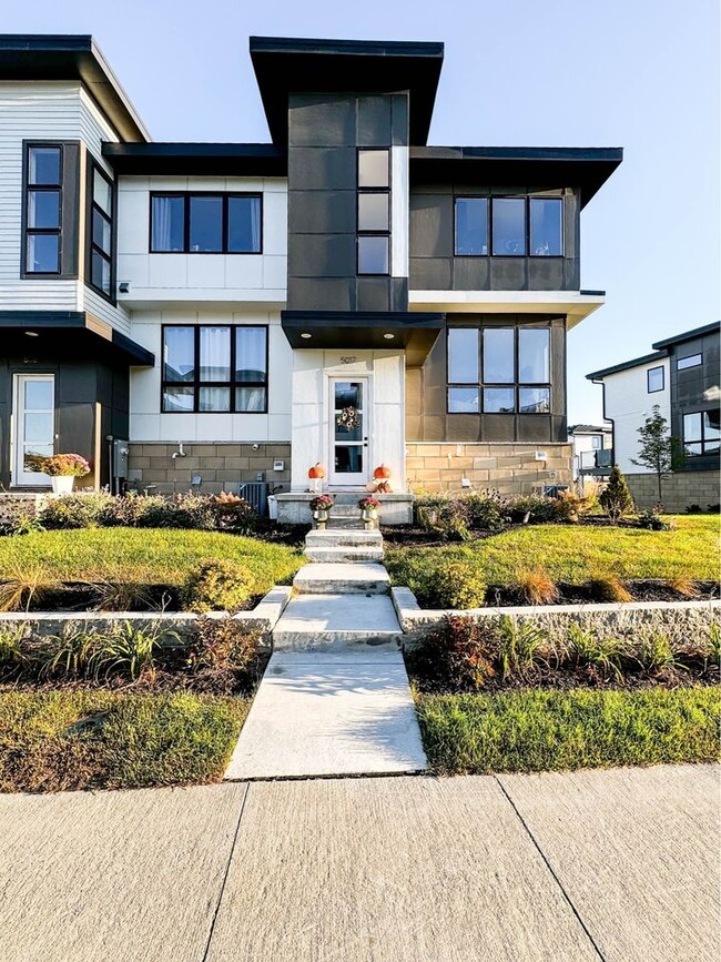 Building Photo - 5017 161st St W