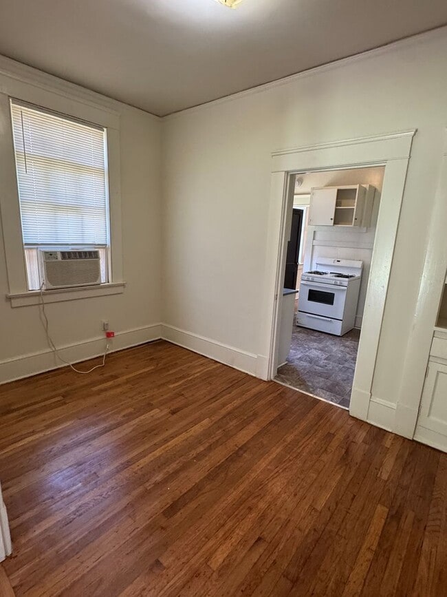 Photo - Winona TriPlex 334/335/336 Unit 2121 Winona Avenue - 335