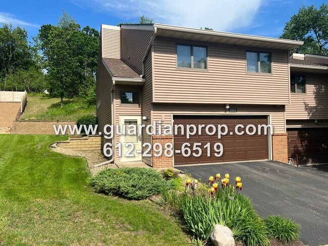 Building Photo - End Unit Townhouse Available June 1st, Vaulted Ceilings, Large Patio, Loft Area