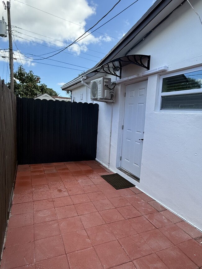 Building Photo - 2311 N 70th Ter Unit Efficiency in Hollywood