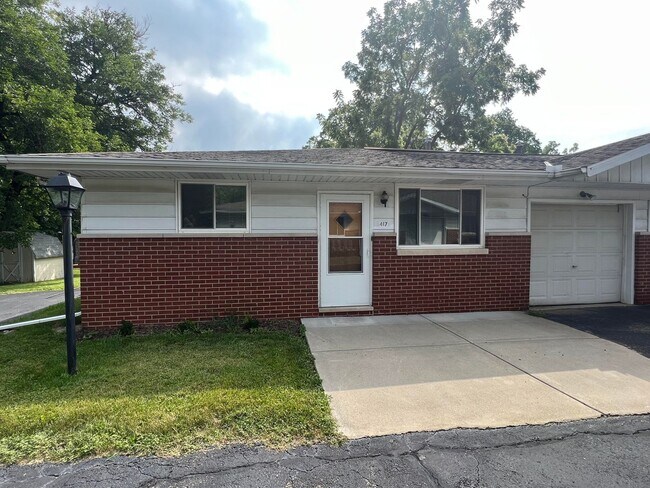 2 Bedroom/1 Bathroom Duplex For Lease - 2 Bedroom/1 Bathroom Duplex For Lease House