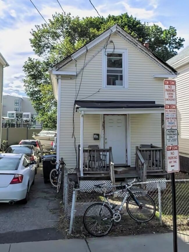 Building Photo - 282 Lowell St Unit 1