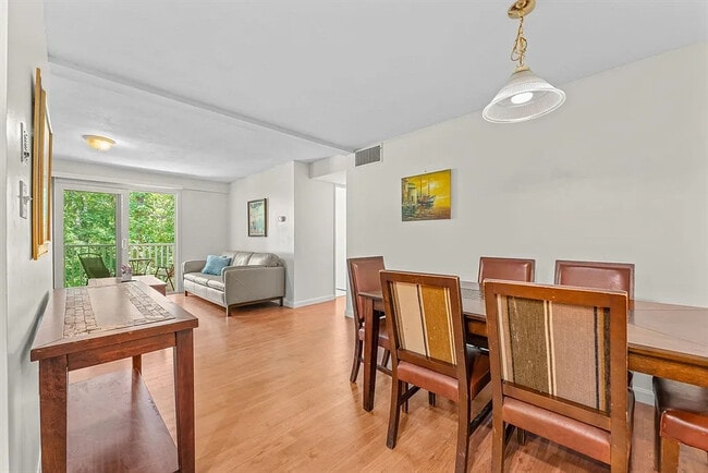 Photo - 8 Post Oak Ln Unit Bright and sunny 2 bedroom 2 bath