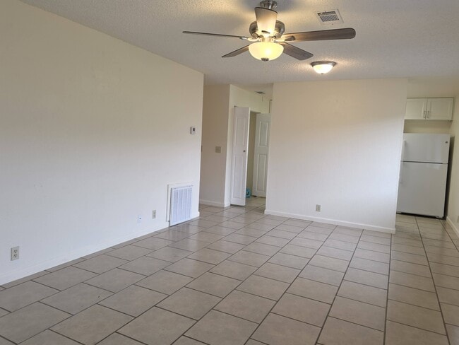Photo - 616 Crosby Ln