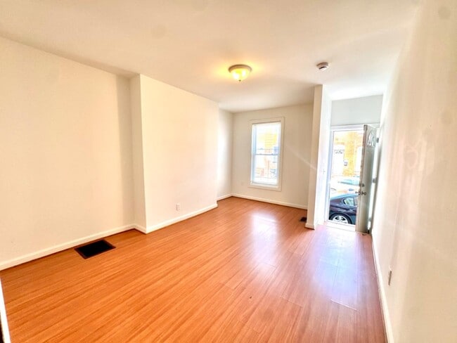 Photo - 2432 Etting St