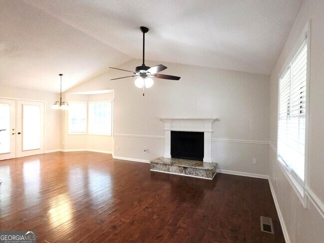 Photo - 570 Remington Ln