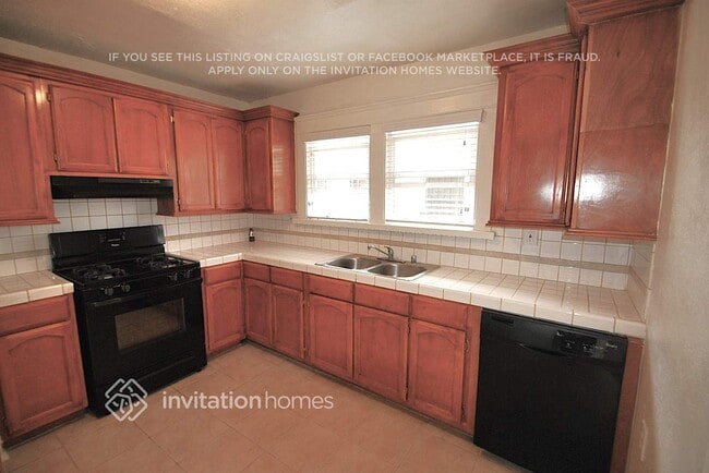 Photo - 1613 W 49th St