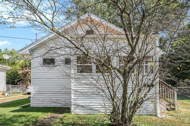 Photo - $1395 Eastwood 2-Bed/1-Bath Ranch, Basement, Large, Fenced yard - Ask about our no security depos...