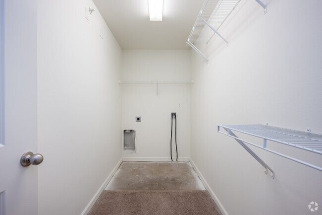 1BR, 1BA - 794SF