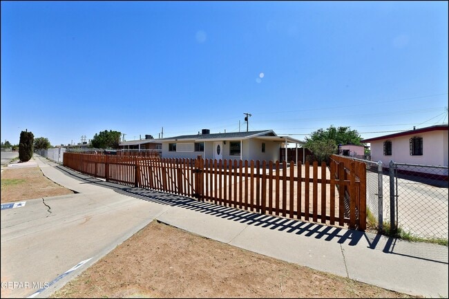 Building Photo - 10324 Newport Dr
