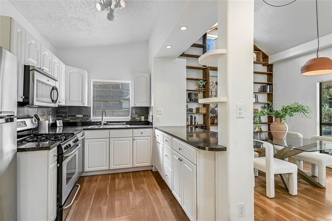 Photo - 905 W Elizabeth St