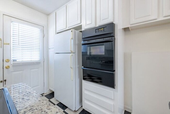 Photo - 950 Sq Ft 2 Bedroom Apartment in Buckhead | Second-Floor Rental at Peachtree Hills Court – Atlant...