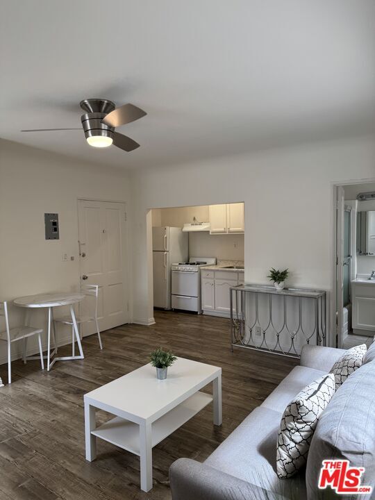 Building Photo - 265 S Manhattan Pl Unit 8 Rental