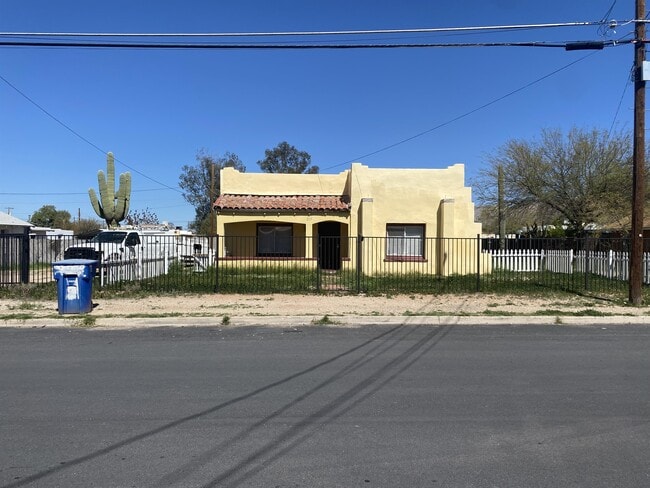 Photo - 219 E Blacklidge Dr House