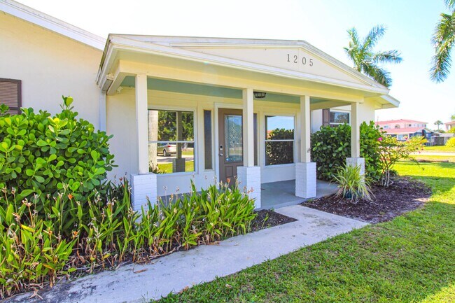 Photo - ** 3/2 NICELY FURNISHED HOME READY *** DOG...