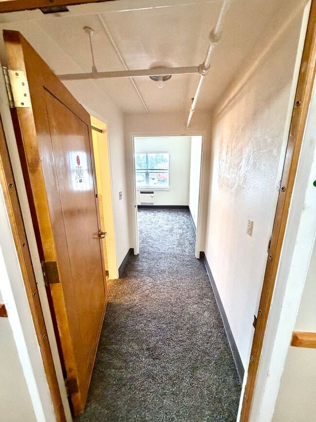 Building Photo - Eagle Crest Village Apartments #212: 1bdrm/1bath – All Utilities & Wi-Fi Included! Unit 3959 Sheridan Ave Apt 212