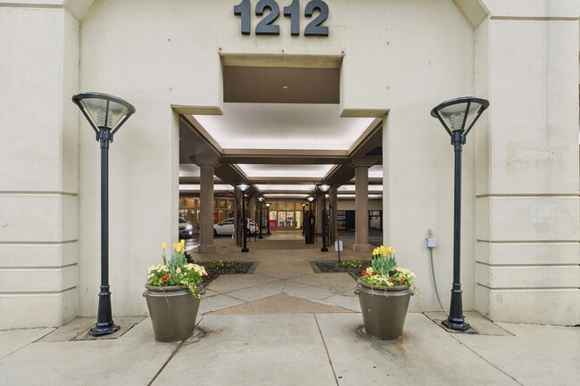 Building Front - 1212 N La Salle Dr Unit #2709