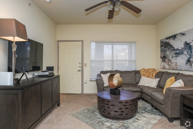 1BR, 1BA - 655SF - Living Room
