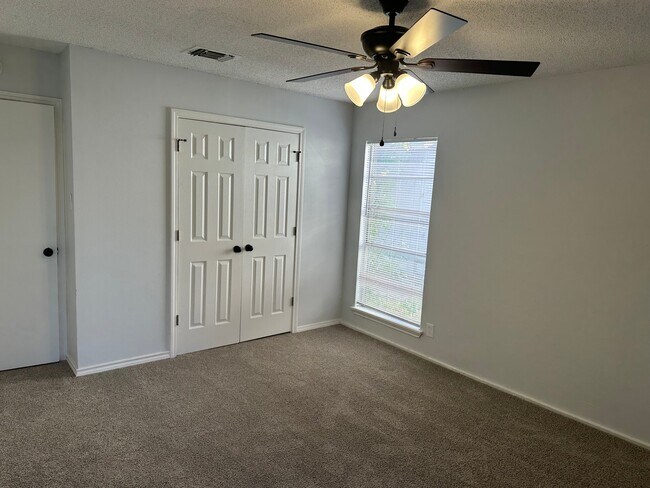 Photo - 5922 Lakedale St