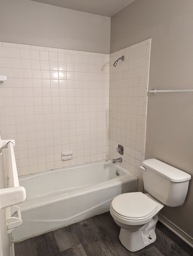 Photo - Upstairs 2 Bedroom Apartment - Remodeled May 2023 Unit 2915 Leeway Dr Apt A