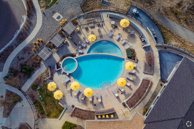 Piscina del resort con cabañas y jacuzzi