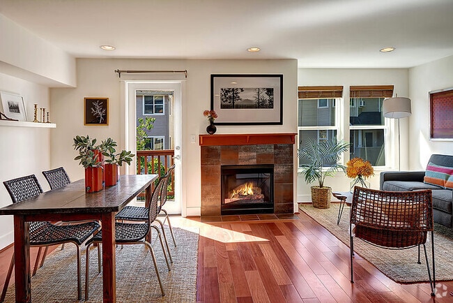 Building Photo - Gorgeous Townhouse in Green-Lake Community