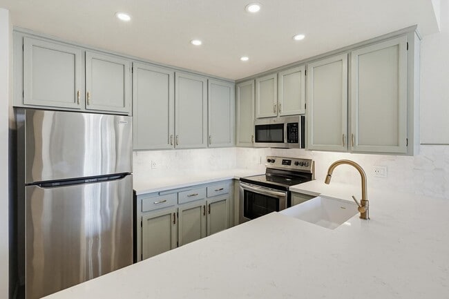 Photo - 270 Dahlia Ave