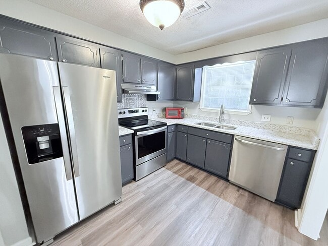 Photo - 1006 Creekside Pl