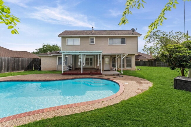 Building Photo - Kempwood Drive, Sugar Land, TX 77479 - 3 BR 2.5 BA single-family home