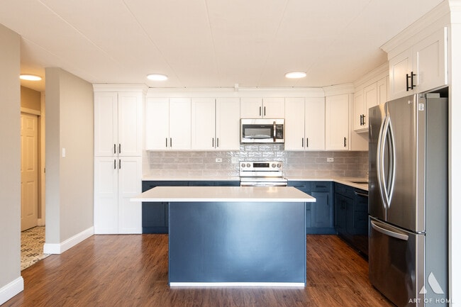 Photo - 18 E Old Willow Rd