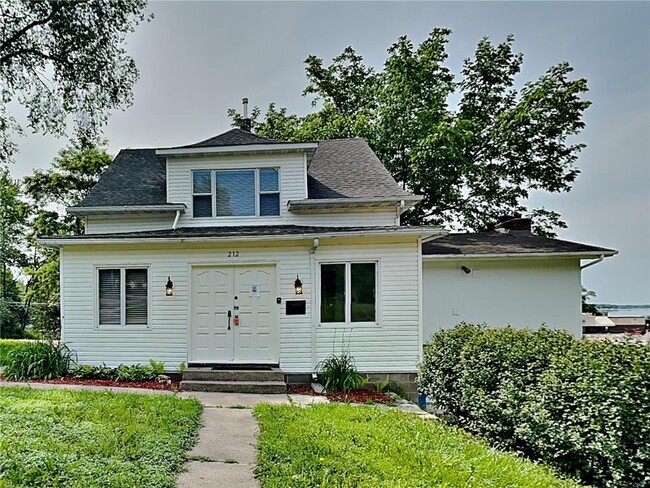 Photo - 212 Division St E House