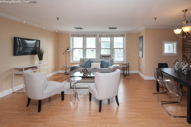 Photo - 161 W 6th St Unidad 1