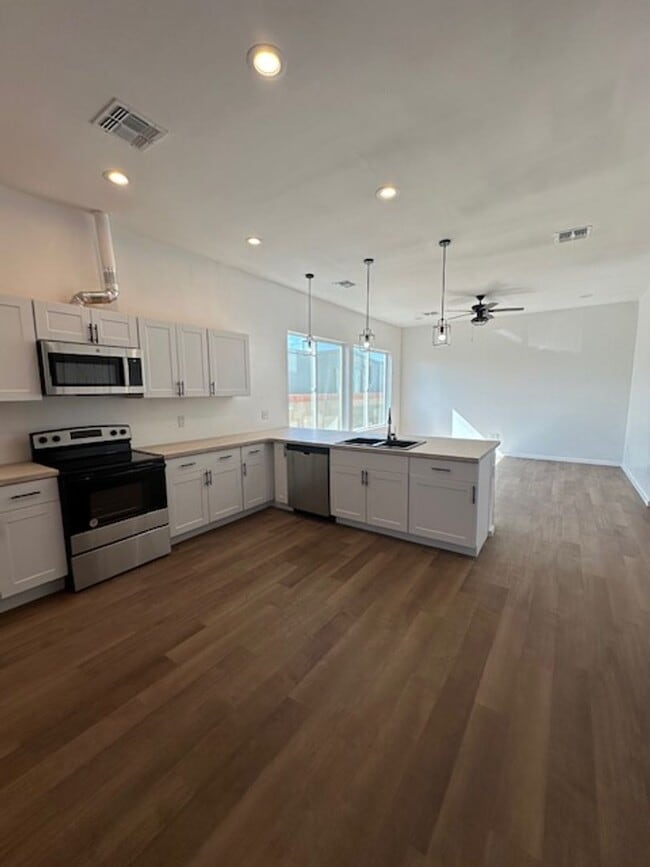 Building Photo - 5022 S 35th Ave Unit 01