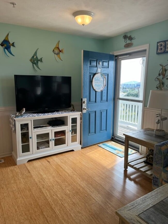 Photo - 305 N Topsail Dr