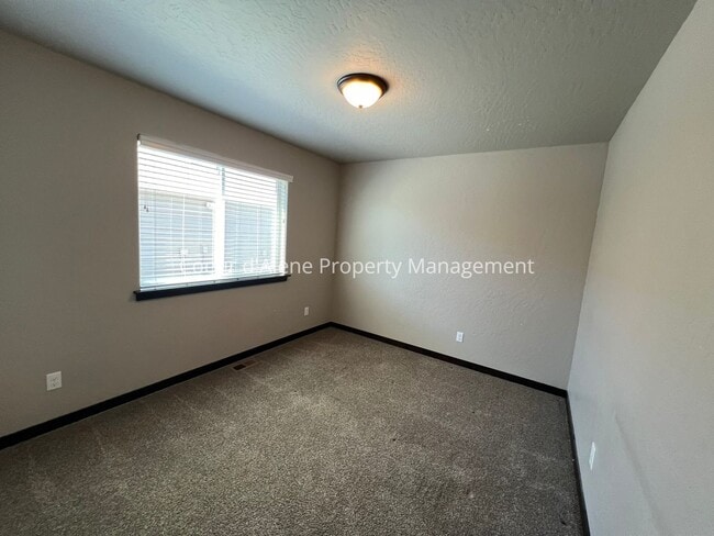 Photo - 3 bed house behind Crown Pointe Park!