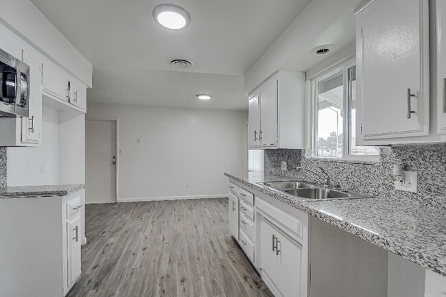 Photo - 1001 Mira Loma Dr