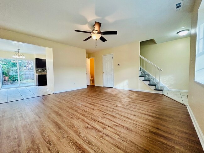 Sala de estar - 718 Spence Cir