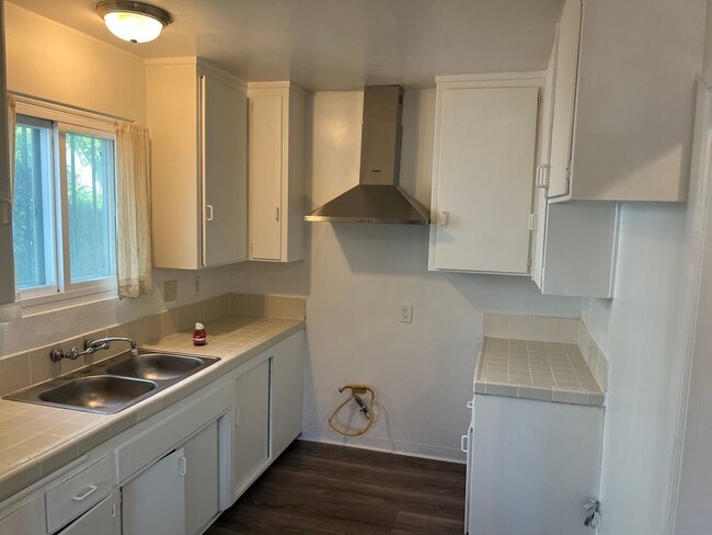 Photo - Parhams, LLC-VanNess Unidad 10427-1