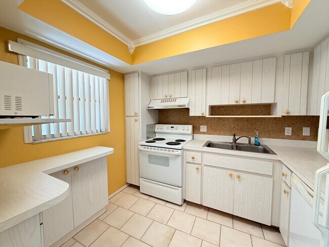 Photo - 1/1 CONDO 55 + COMMUNITY - GLEN OAKS, CLOSE TO DOWNTOWN SRQ!