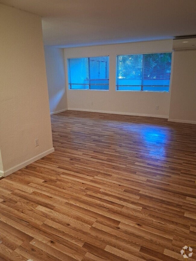 Building Photo - Tarzana Tennis Club Apartments