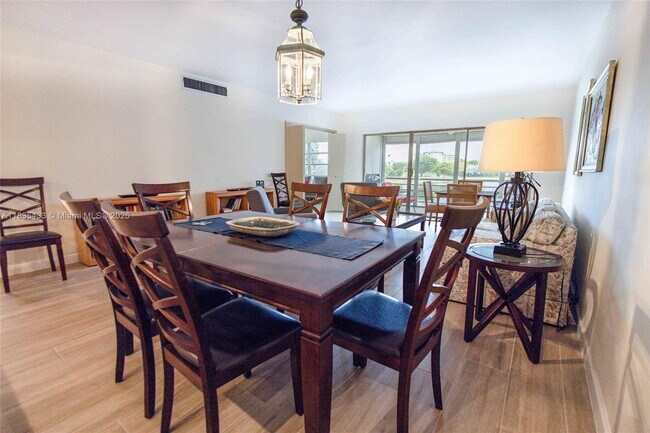 Photo - 2751 N Palm Aire Dr Unidad 310