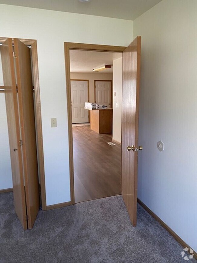 Building Photo - 2 Bedroom 1 Bath 4 Plex Rental