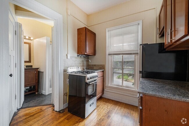 Building Photo - Attractive Remodeled Efficiency 2nd floor ... Unit 5 Rental